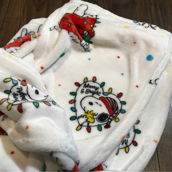 Peanuts Snoopy “Be Merry & Bright” Soft Throw Blanket Collection - Picture 2 of 5